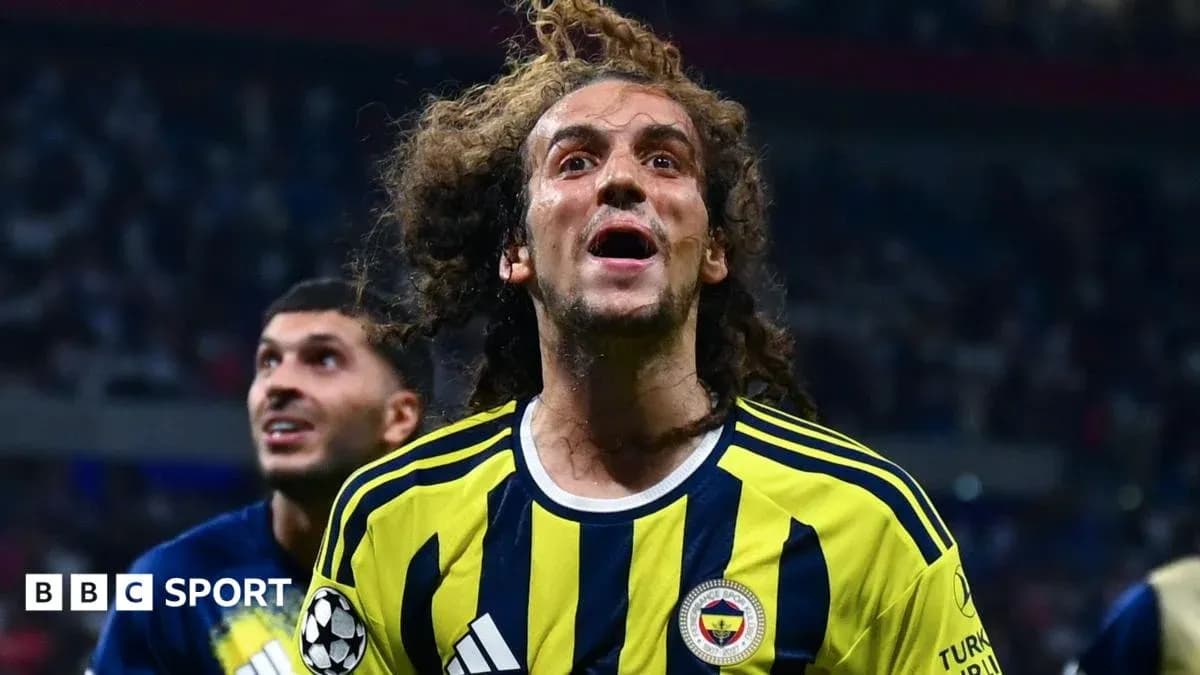 Jugador de Fenerbahçe celebrando un gol en el partido Jugador de Fenerbahçe celebrando un gol en el partido