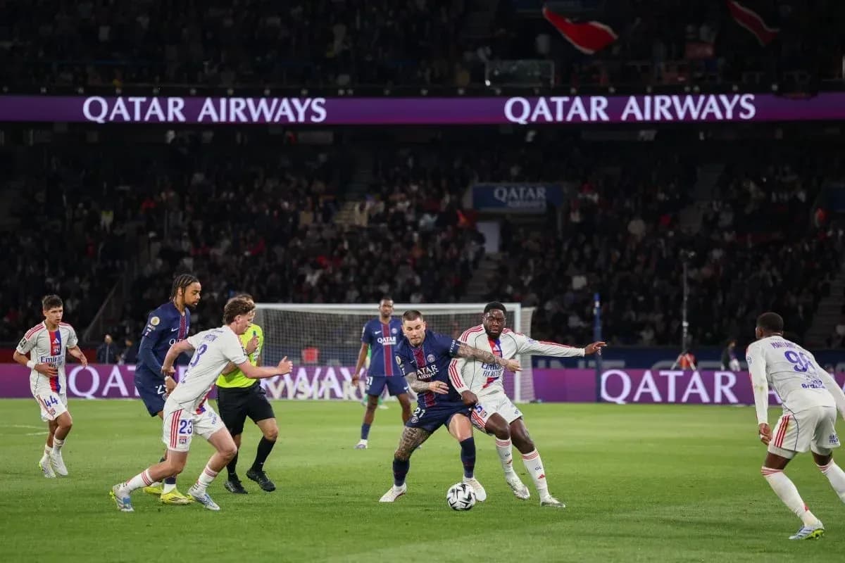 Jugadores de PSG y Lyon compiten por el balón Jugadores de PSG y Lyon compiten por el balón
