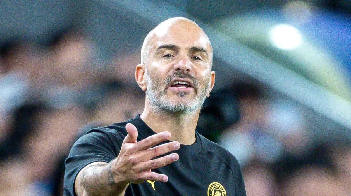 Entrenador gesticulando en el banquillo del partido Entrenador gesticulando en el banquillo del partido
