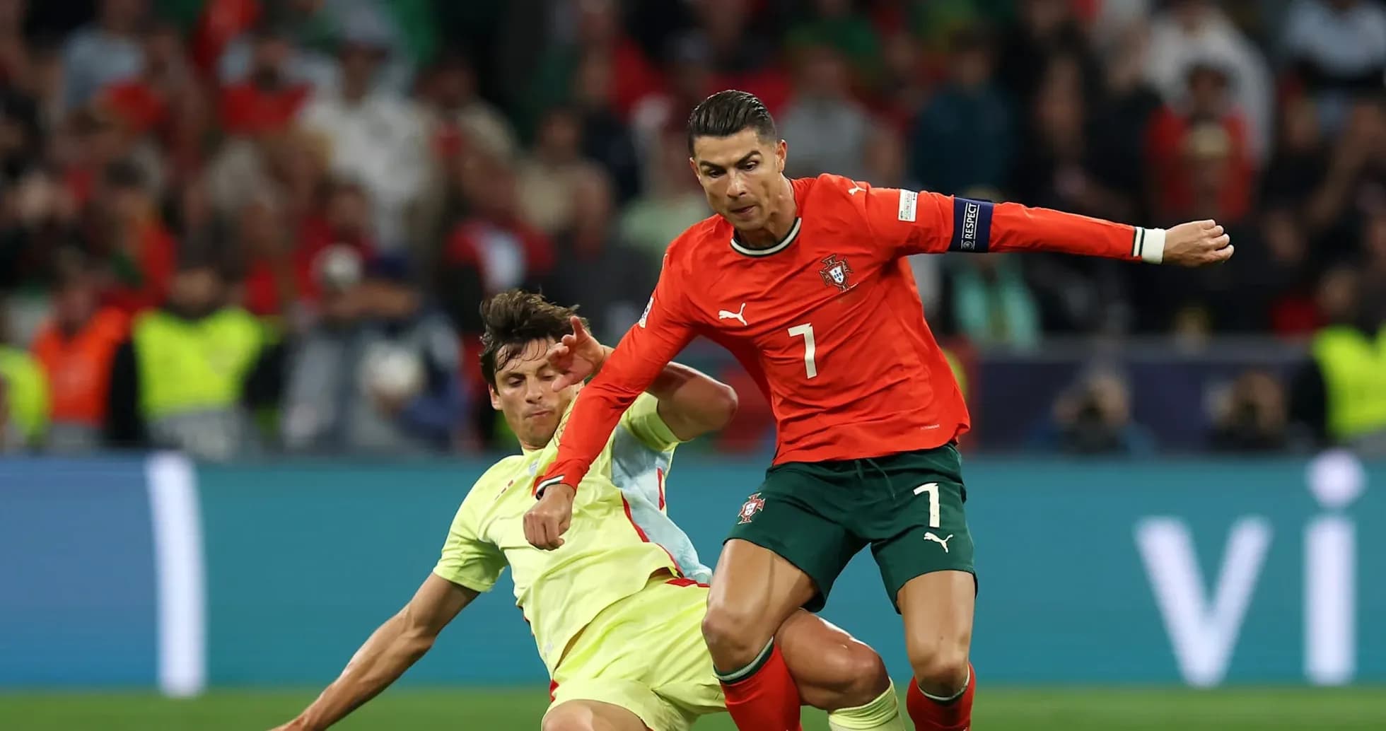 Cristiano Ronaldo driblando un jugador español Cristiano Ronaldo driblando un jugador español