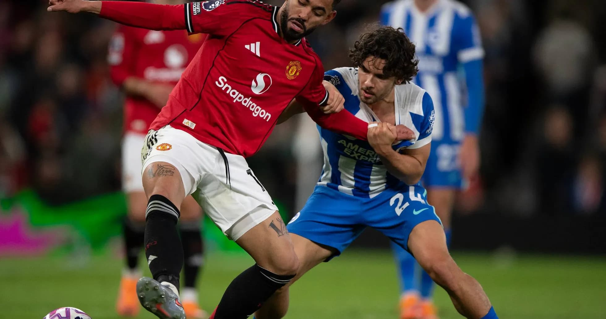 Dos jugadores compitiendo por el balón en el partido Dos jugadores compitiendo por el balón en el partido