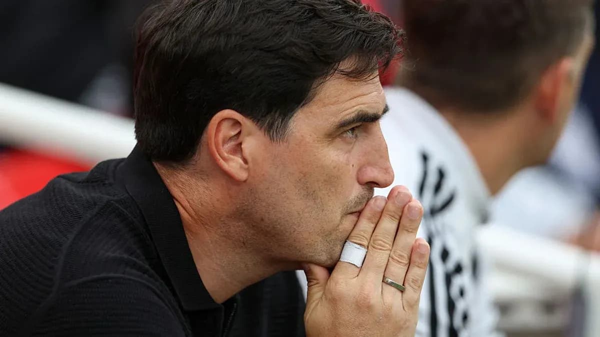 Entrenador observando el partido desde el banquillo Entrenador observando el partido desde el banquillo