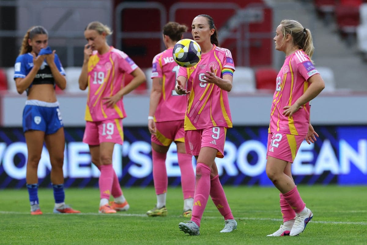 Jugadoras en campo durante partido de fútbol femenino Jugadoras en campo durante partido de fútbol femenino