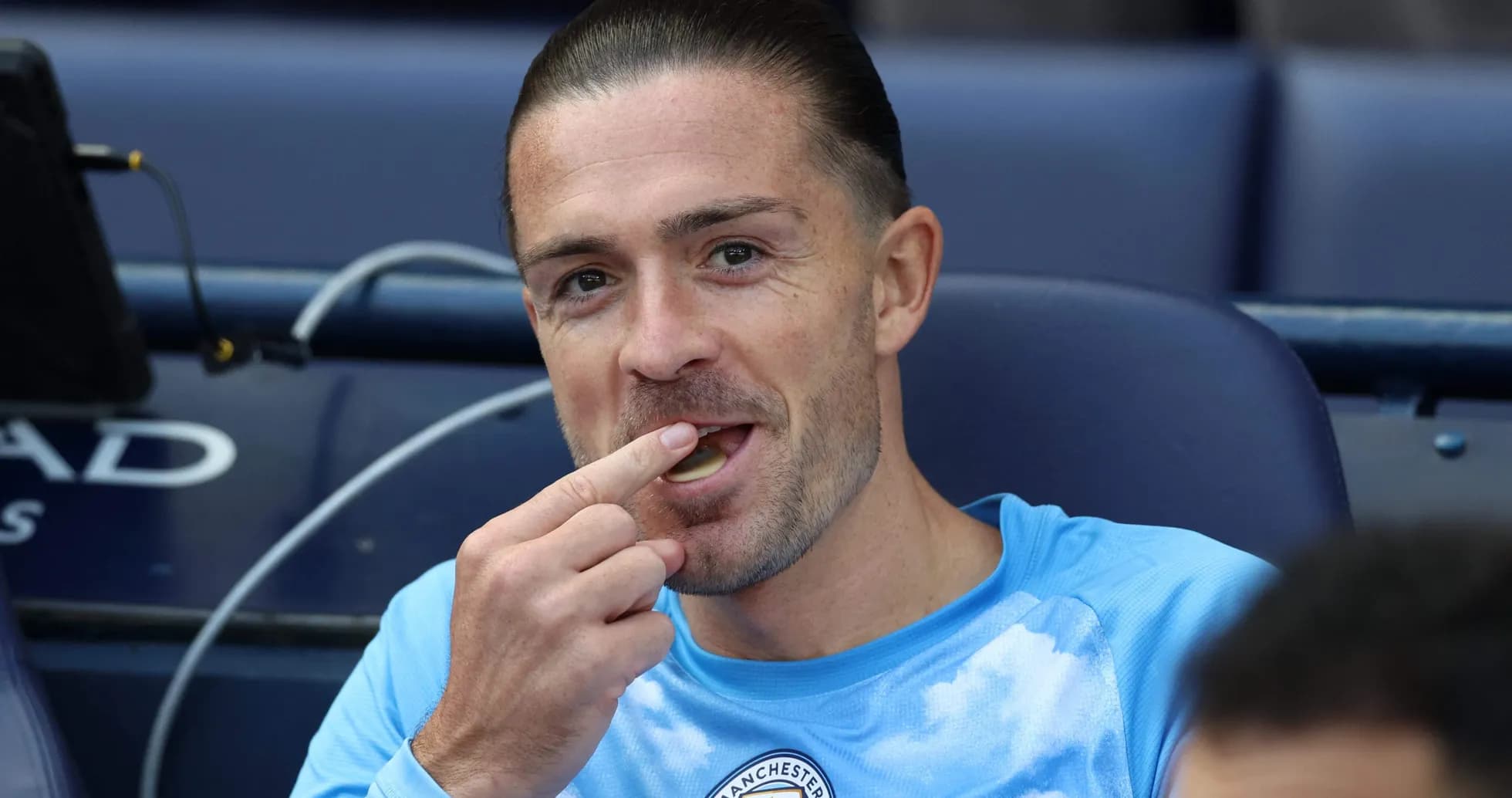 Jugador sentado en el banquillo comiendo una golosina Jugador sentado en el banquillo comiendo una golosina