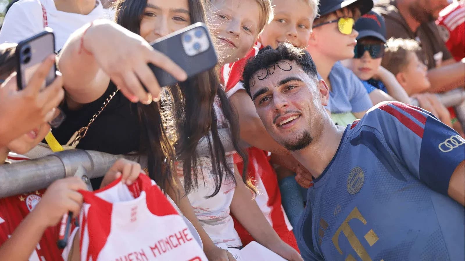 Jugador sonriendo con fans y firmando autógrafos Jugador sonriendo con fans y firmando autógrafos
