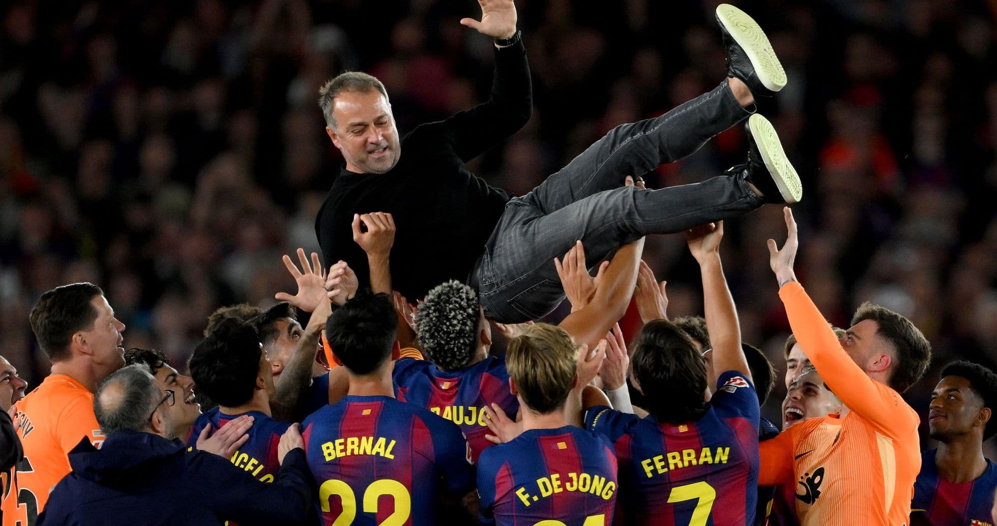 Entrenador siendo levantado por jugadores del FC Barcelona Entrenador siendo levantado por jugadores del FC Barcelona