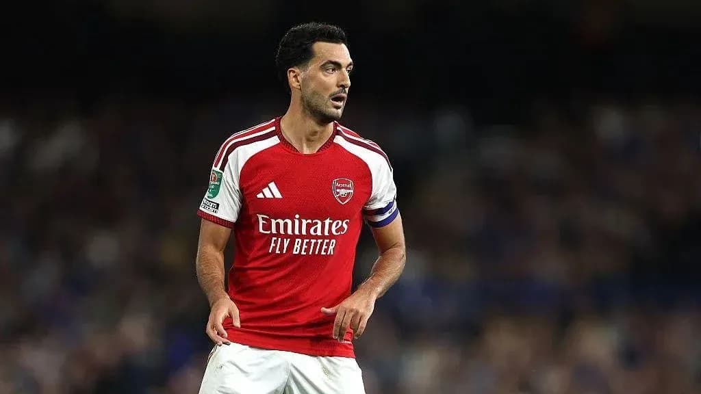 Jugador de Arsenal con camiseta roja en acción Jugador de Arsenal con camiseta roja en acción