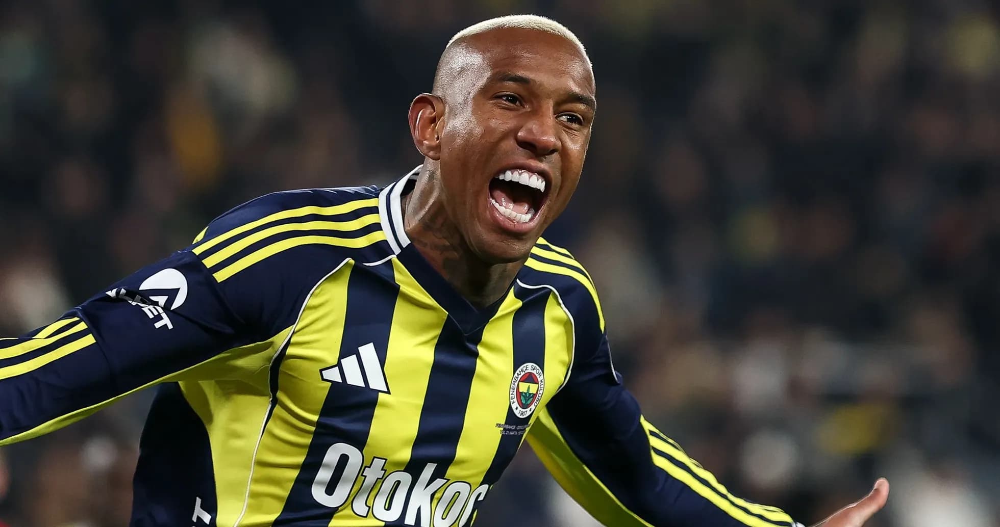 Jugador de Fenerbahçe celebrando un gol en el partido Jugador de Fenerbahçe celebrando un gol en el partido