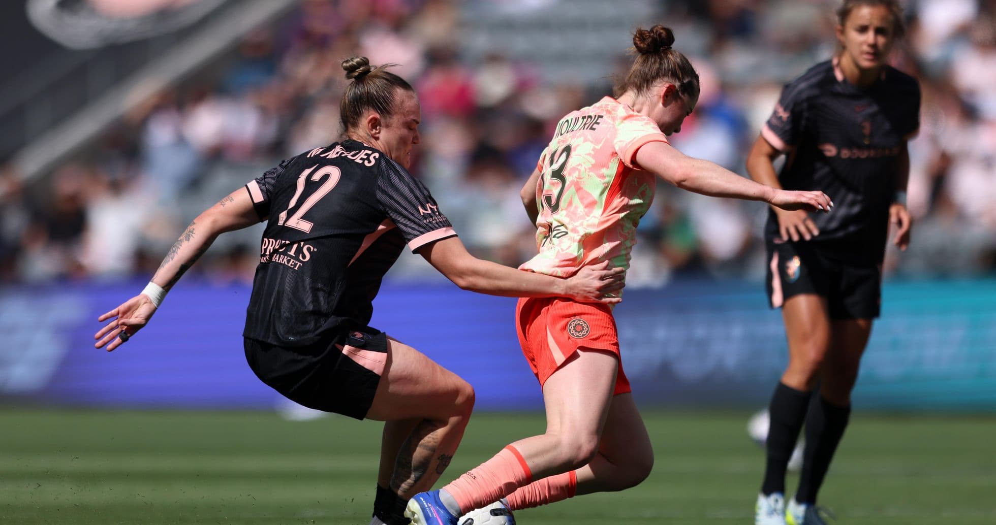 Jugadora del Portland Thorns W desafiando a rival Jugadora del Portland Thorns W desafiando a rival