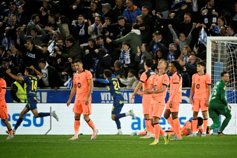 Jugadores de equipo en camiseta rosa tras gol rival Jugadores de equipo en camiseta rosa tras gol rival