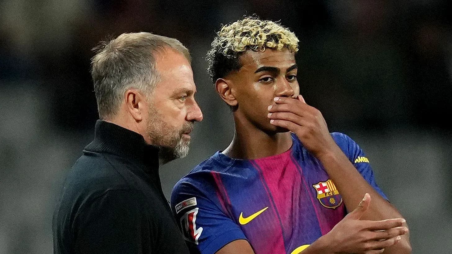 Entrenador hablando con jugador de Barcelona en el campo Entrenador hablando con jugador de Barcelona en el campo