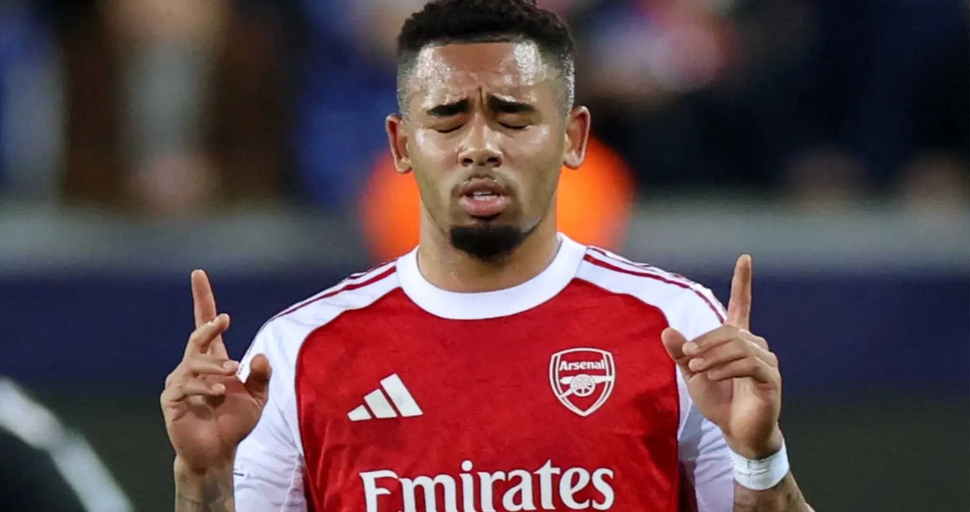 Jugador del Arsenal con manos levantadas en el campo Jugador del Arsenal con manos levantadas en el campo