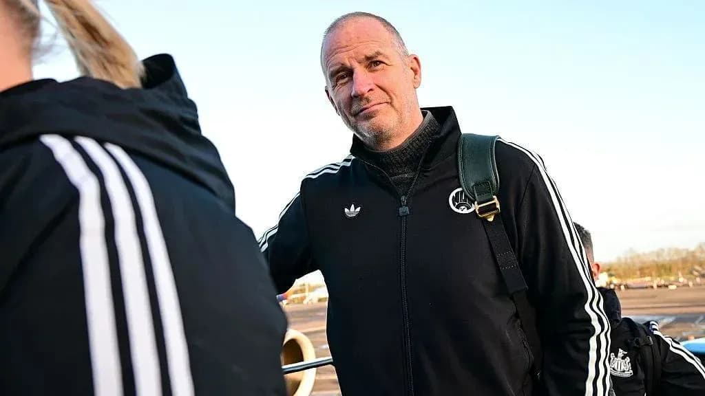 Entrenador con equipo en aeropuerto antes de viaje Entrenador con equipo en aeropuerto antes de viaje