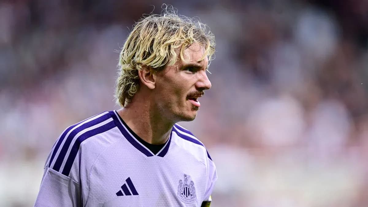 Jugador de Newcastle en uniforme durante partido Jugador de Newcastle en uniforme durante partido