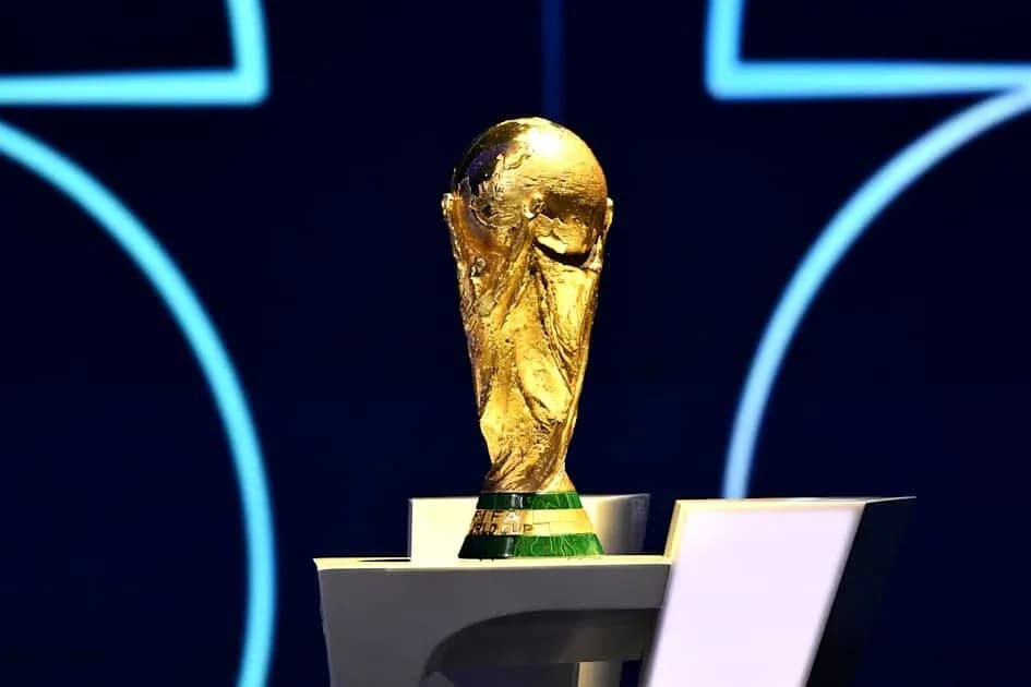 Trofeo de la Copa Mundial de la FIFA en pedestal Trofeo de la Copa Mundial de la FIFA en pedestal