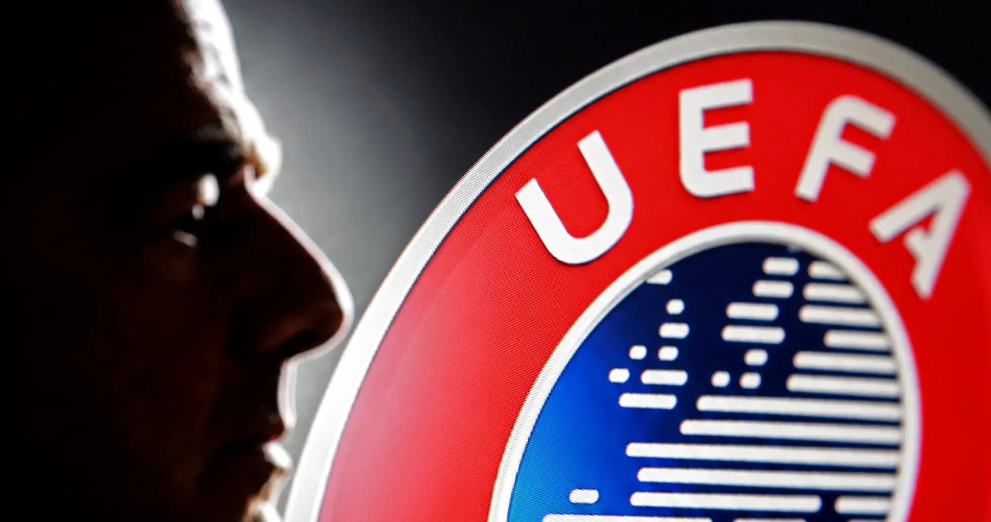 Silhouette de una persona junto al logo de UEFA Silhouette de una persona junto al logo de UEFA