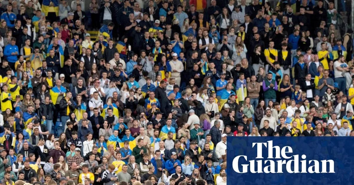 Multitud de aficionados en un estadio durante el partido Multitud de aficionados en un estadio durante el partido