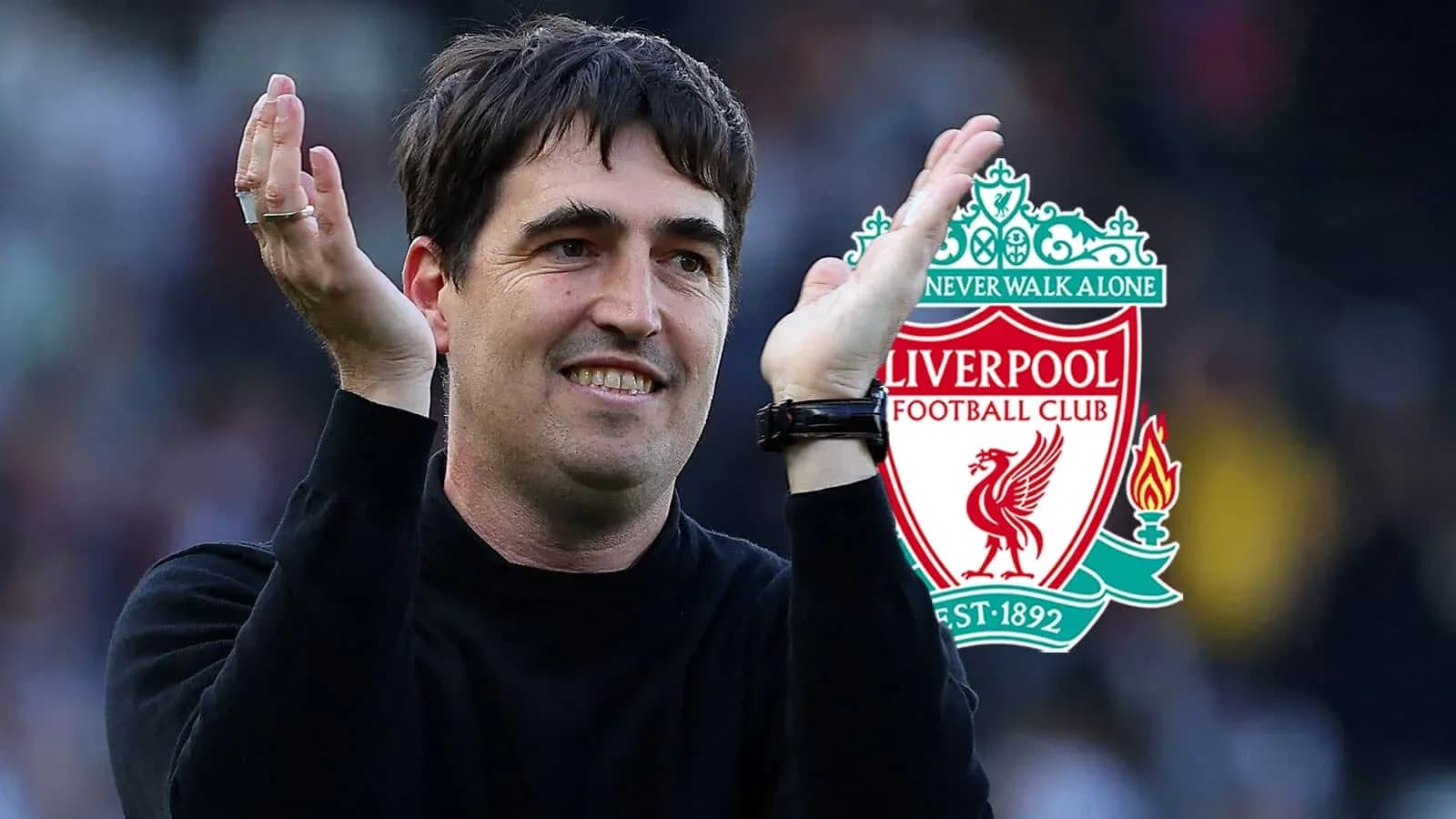Entrenador aplaudiendo con logo de Liverpool de fondo Entrenador aplaudiendo con logo de Liverpool de fondo
