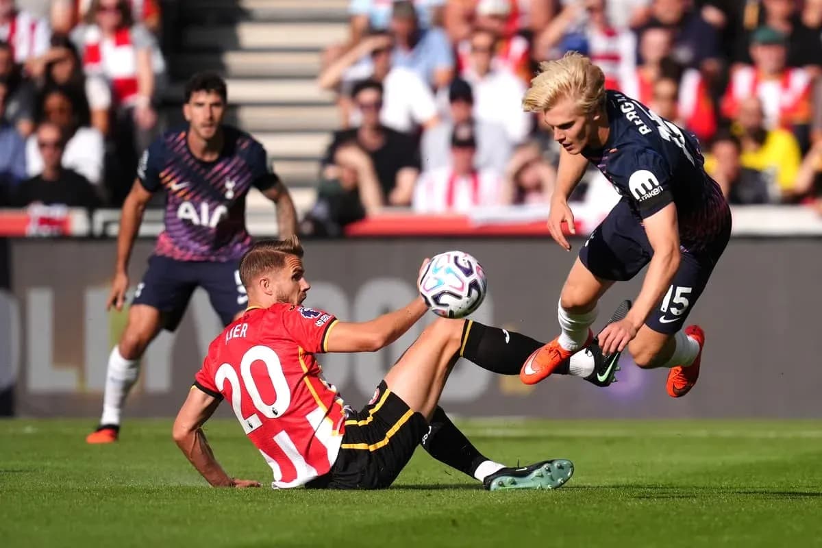 Jugador de Southampton cae mientras compite por el balón Jugador de Southampton cae mientras compite por el balón