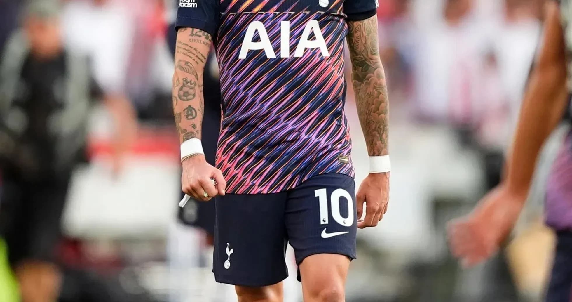 Jugador de Tottenham caminando en el campo de juego Jugador de Tottenham caminando en el campo de juego