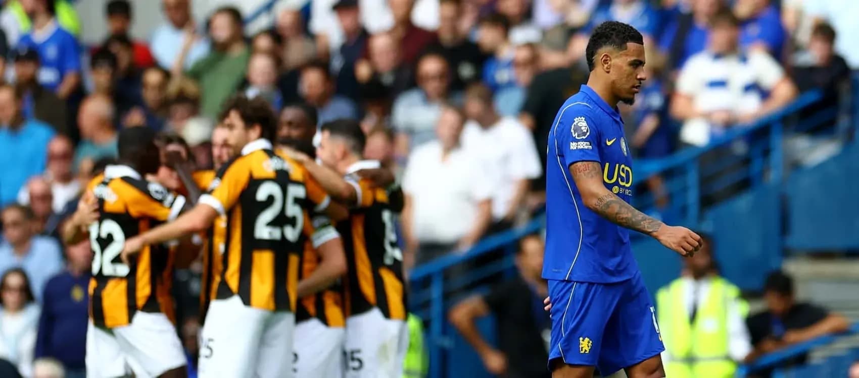 Jugador de Chelsea caminando mientras el equipo rival celebra Jugador de Chelsea caminando mientras el equipo rival celebra