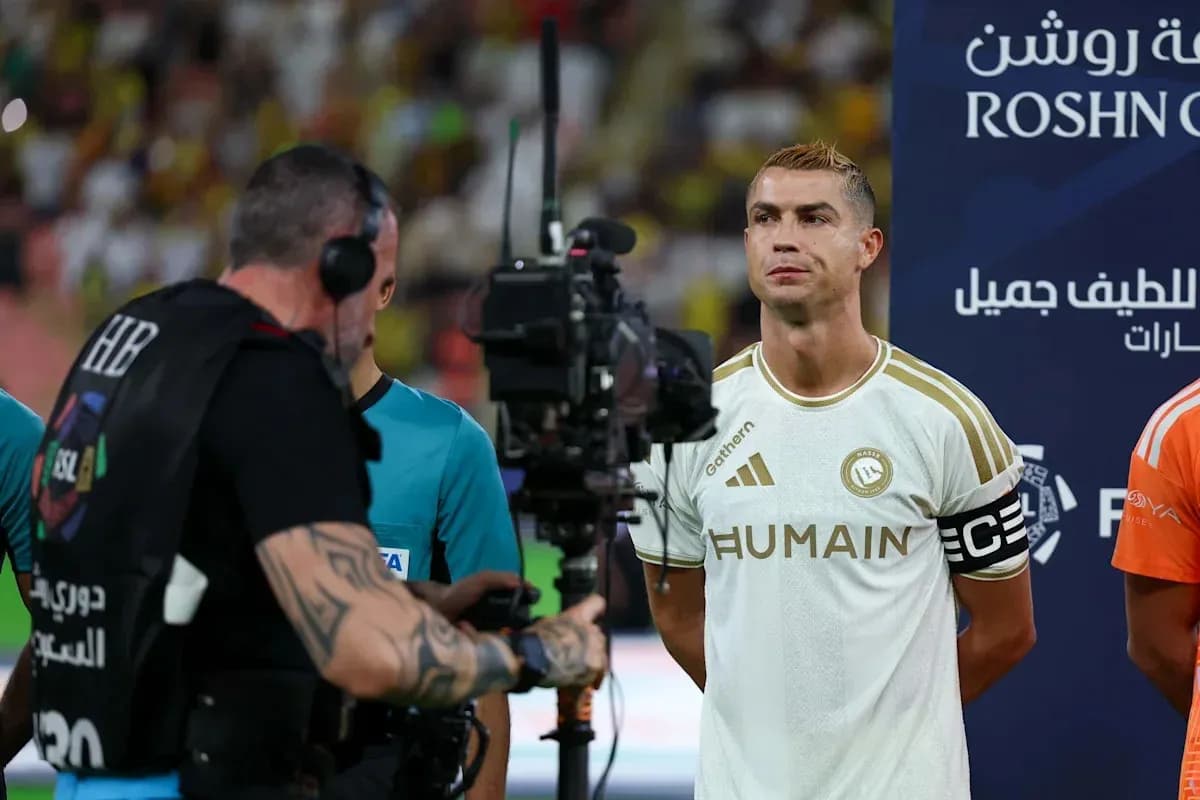 Cristiano Ronaldo siendo entrevistado antes del partido Cristiano Ronaldo siendo entrevistado antes del partido