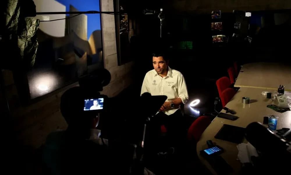 Entrevista en un estudio con mesa y sillas rojas Entrevista en un estudio con mesa y sillas rojas