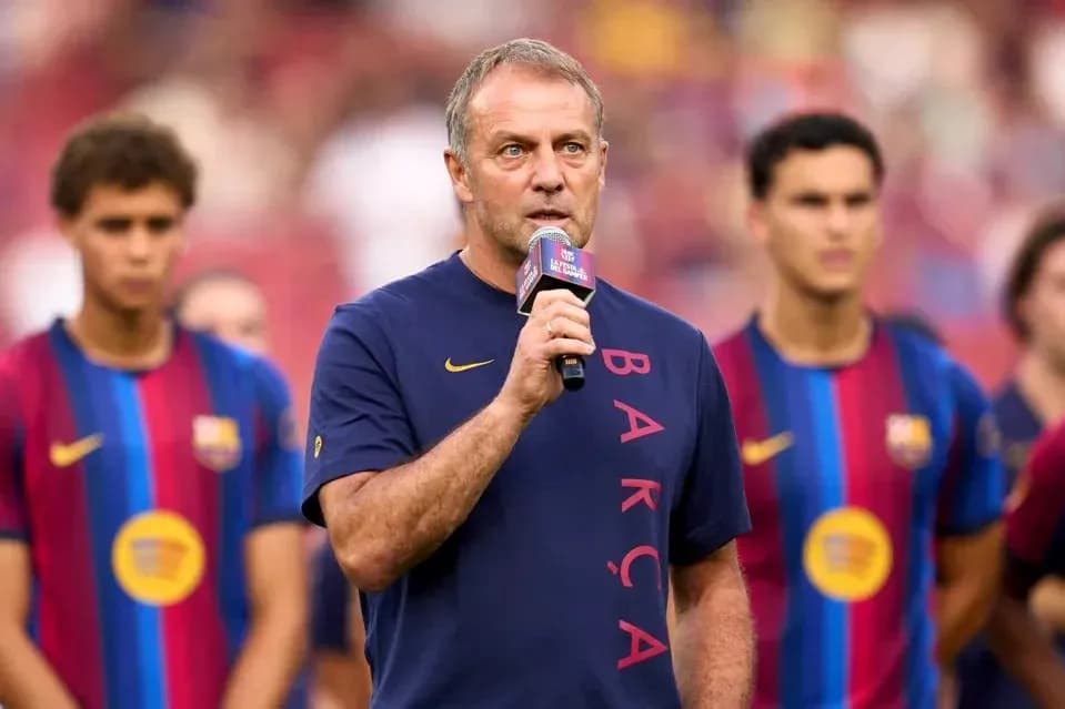 Entrenador hablando en evento del FC Barcelona Entrenador hablando en evento del FC Barcelona
