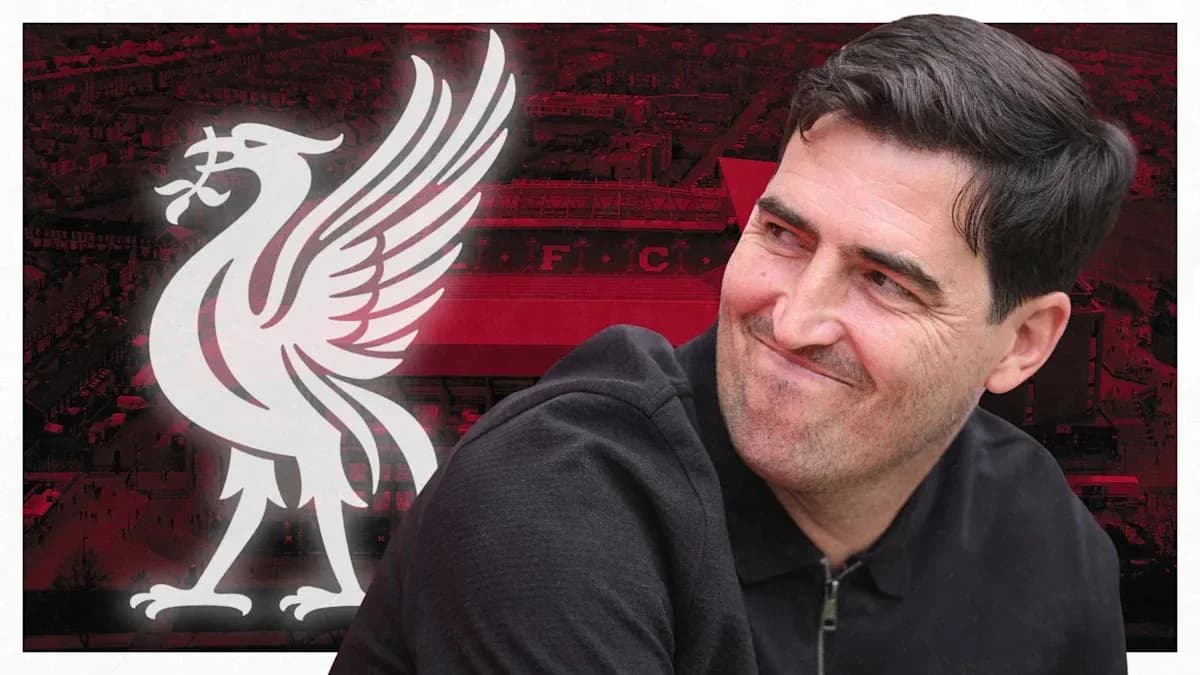 Entrenador sonriente frente al logo del Liverpool Entrenador sonriente frente al logo del Liverpool