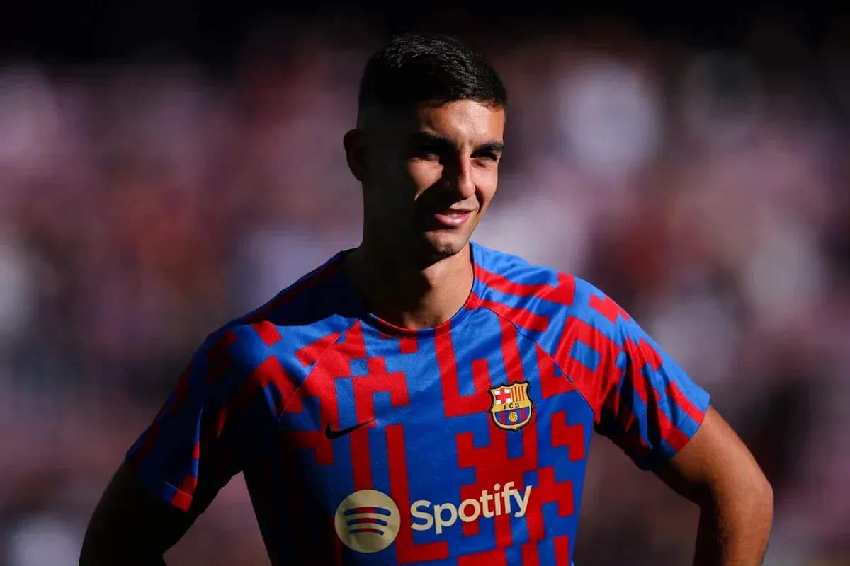 Jugador de Barcelona posando en uniforme oficial Jugador de Barcelona posando en uniforme oficial