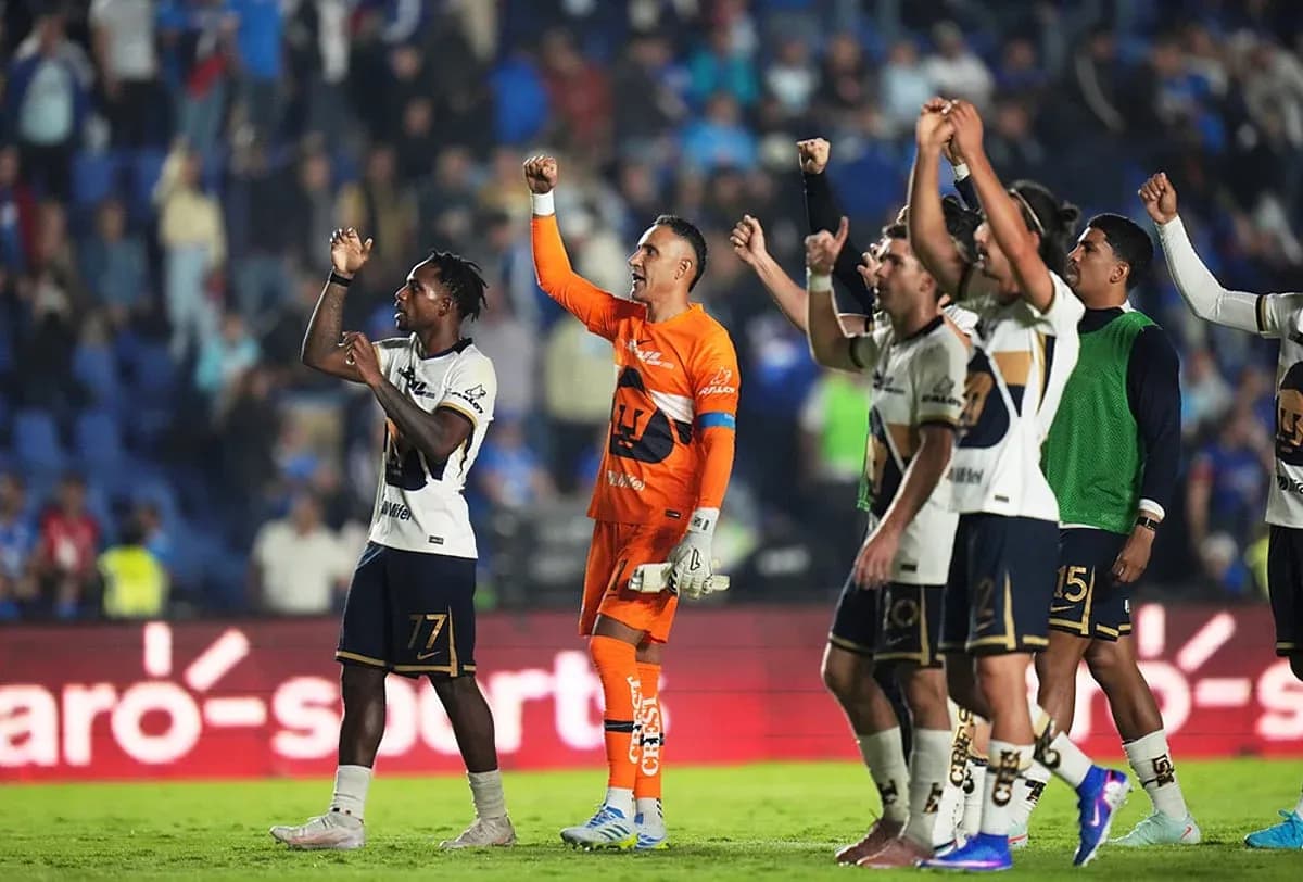 Jugadores de Pumas celebrando con su afición Jugadores de Pumas celebrando con su afición