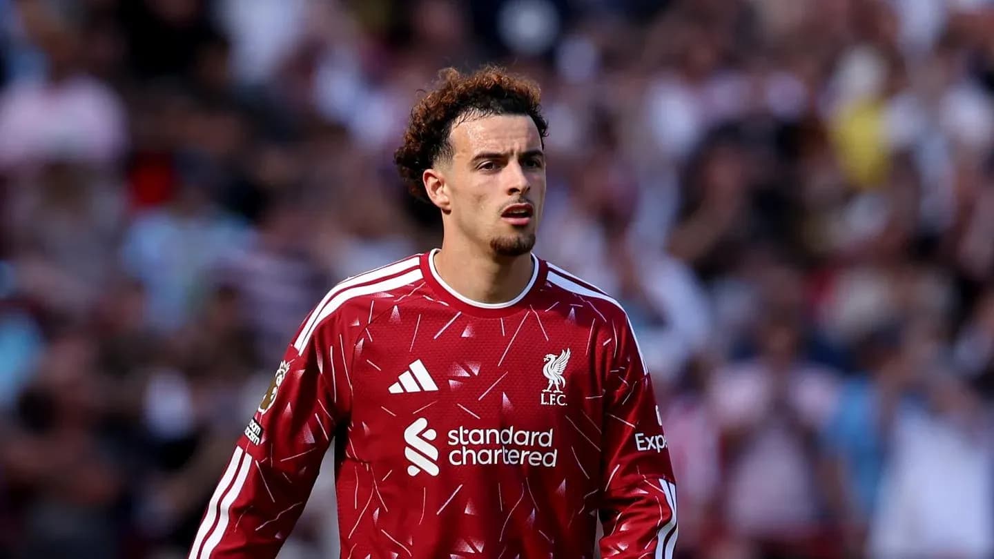 Jugador de Liverpool en uniforme rojo durante partido Jugador de Liverpool en uniforme rojo durante partido