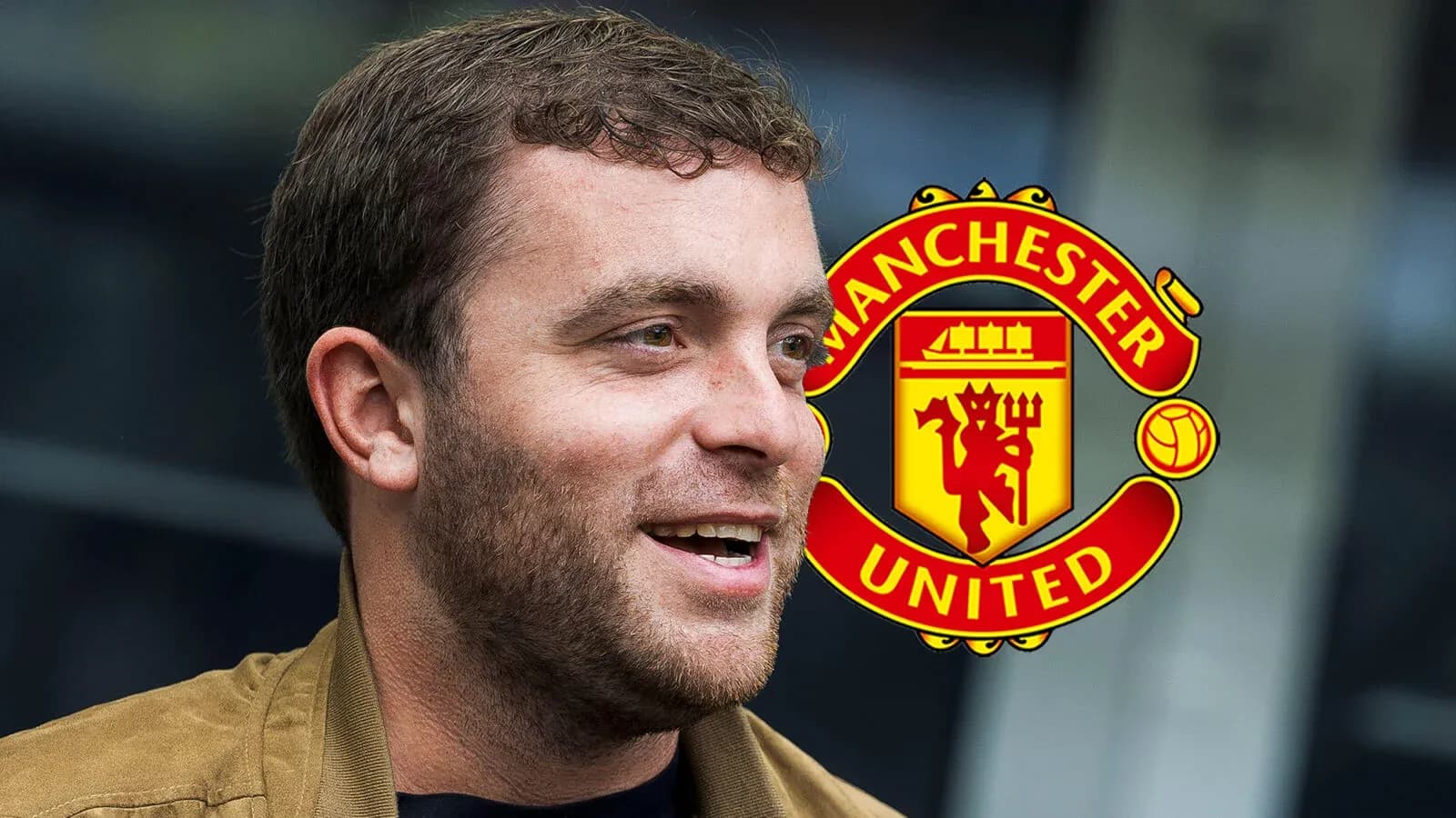 Persona sonriendo con escudo de Manchester United de fondo Persona sonriendo con escudo de Manchester United de fondo