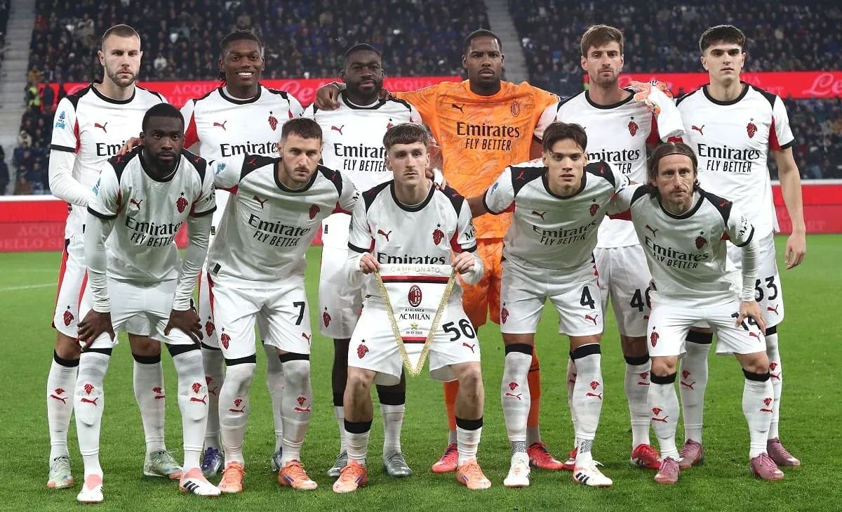Equipo de AC Milan posando para foto Equipo de AC Milan posando para foto