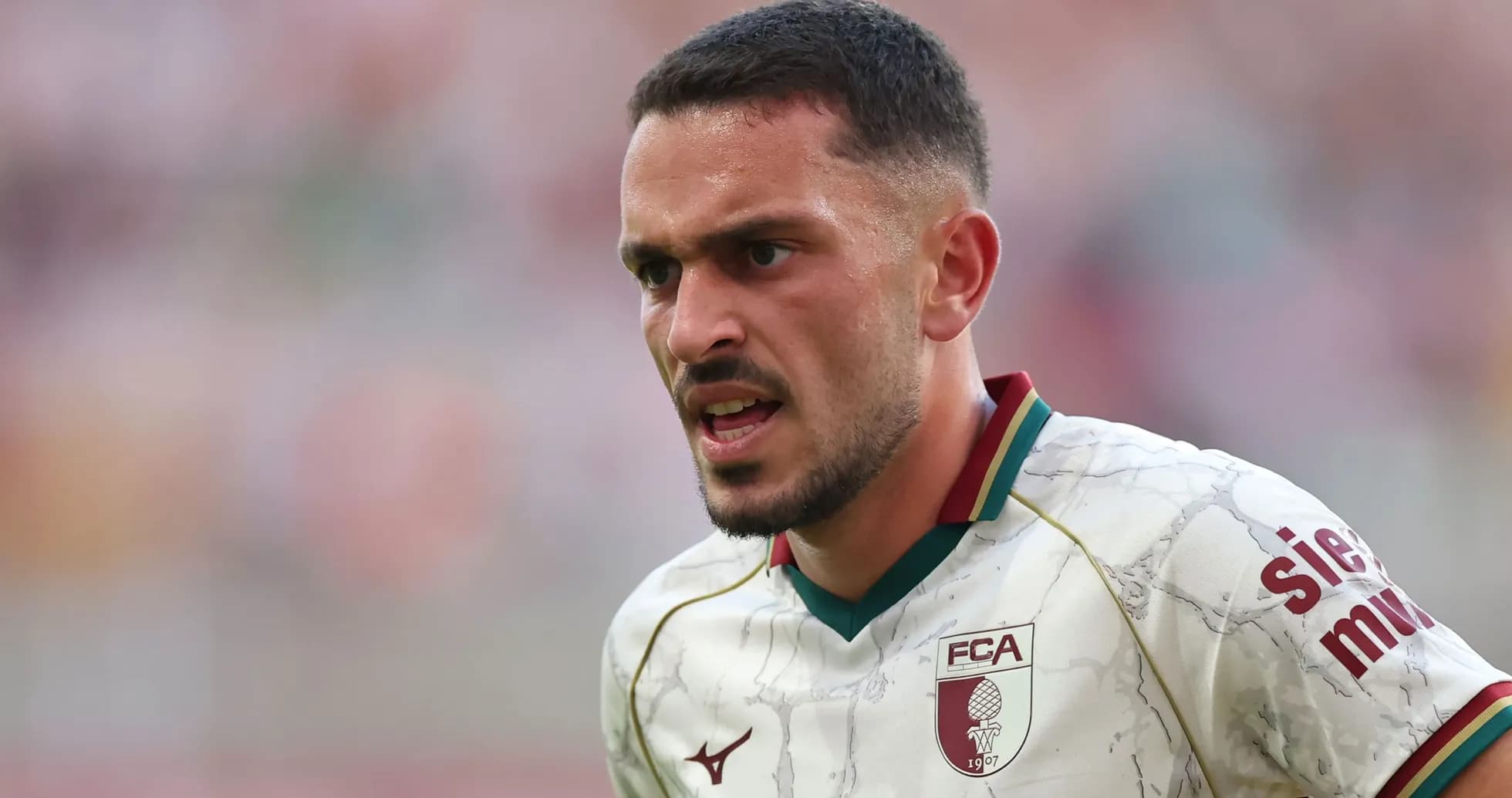Jugador del FC Augsburg en acción durante el partido Jugador del FC Augsburg en acción durante el partido
