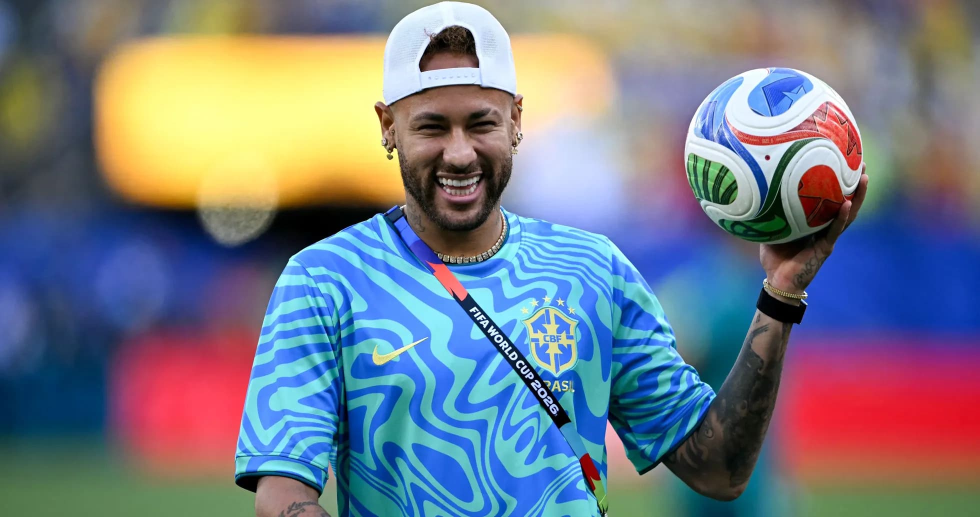 Neymar sosteniendo un balón de fútbol en el campo Neymar sosteniendo un balón de fútbol en el campo