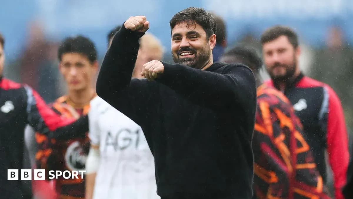 Entrenador celebrando con equipo en campo de entrenamiento Entrenador celebrando con equipo en campo de entrenamiento