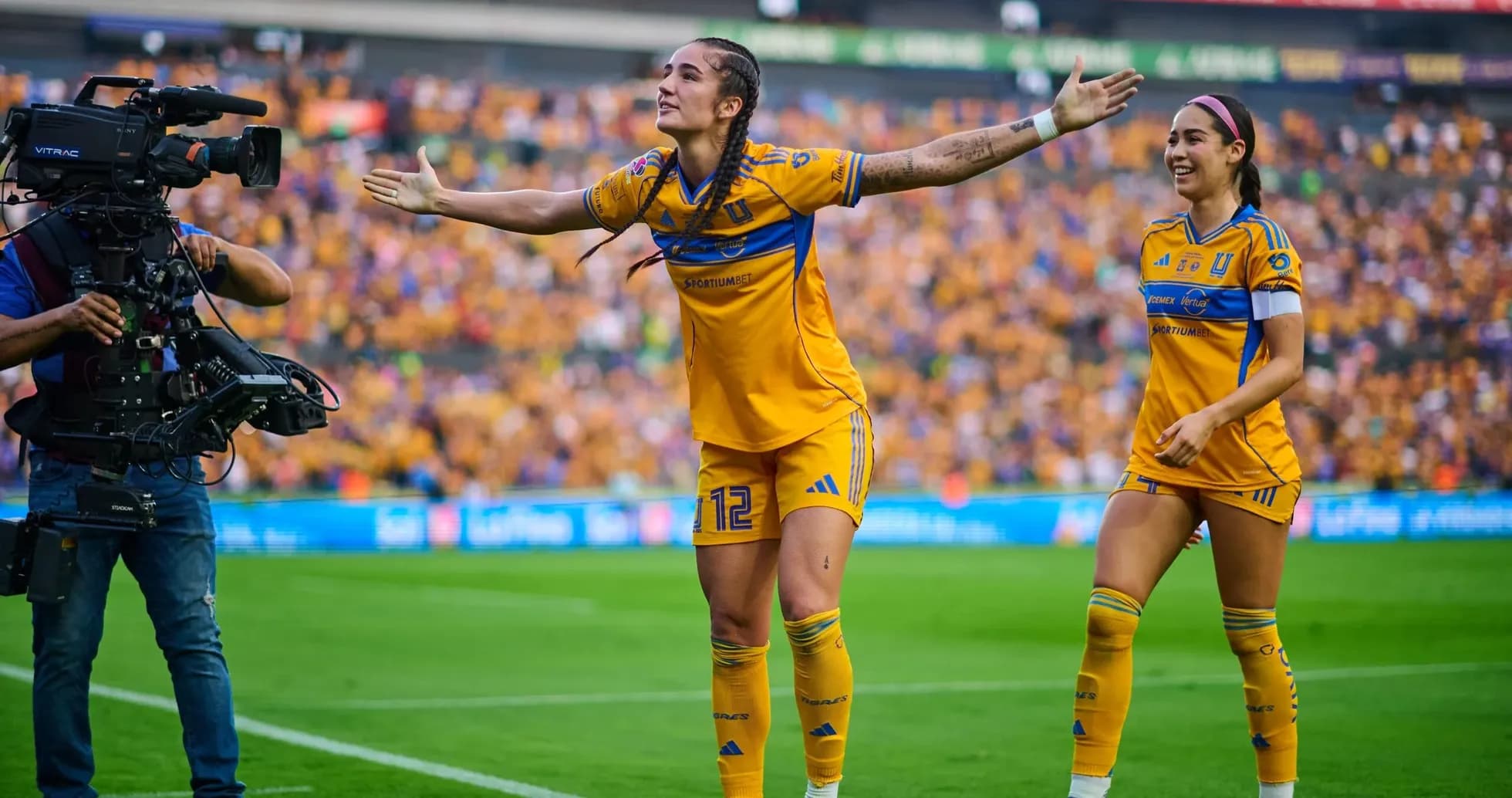 Jugadora de Tigres celebra con compañera Jugadora de Tigres celebra con compañera