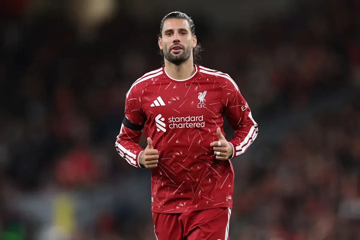 Jugador de Liverpool calentando en el campo Jugador de Liverpool calentando en el campo