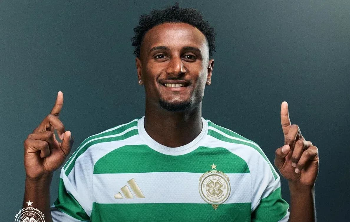 Jugador mostrando un dedo en camiseta de Celtic Jugador mostrando un dedo en camiseta de Celtic