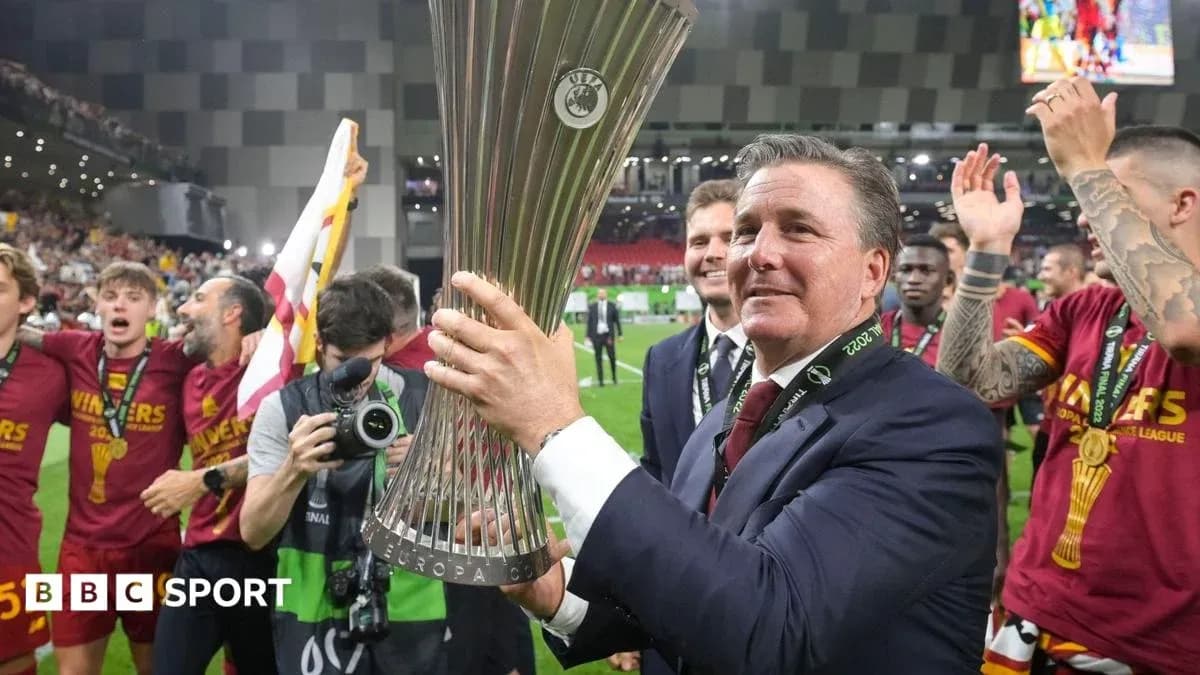 Entrenador celebrando con el trofeo de la UEFA Europa League Entrenador celebrando con el trofeo de la UEFA Europa League
