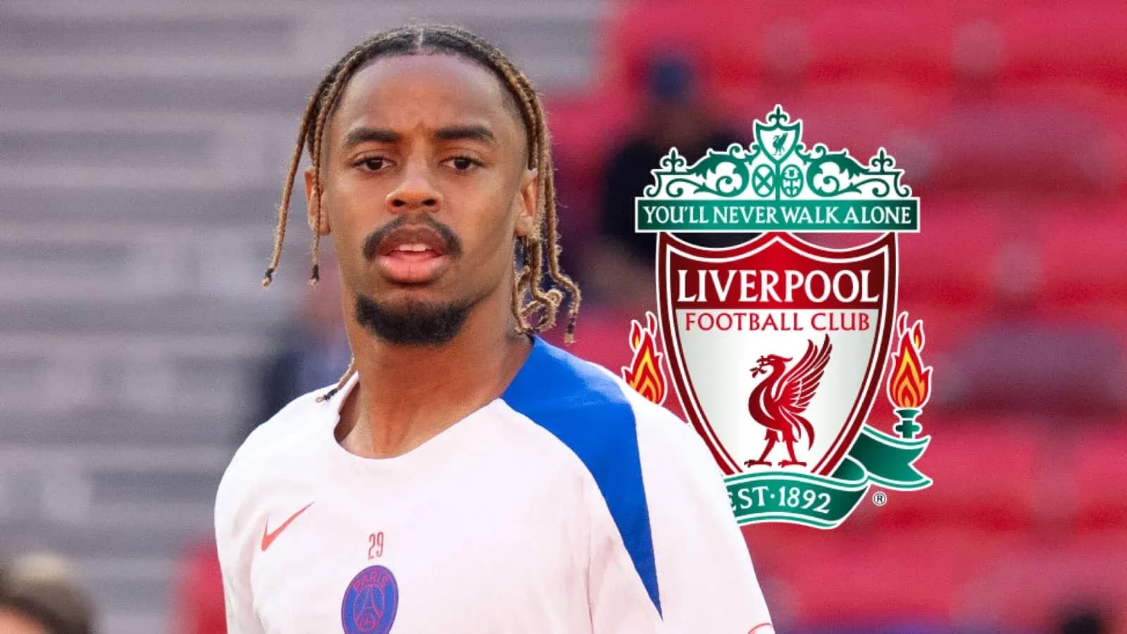 Jugador de PSG en calentamiento con logo de Liverpool Jugador de PSG en calentamiento con logo de Liverpool