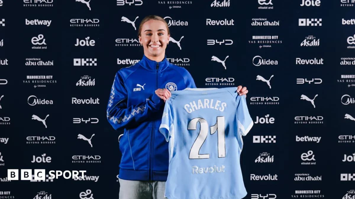 Jugadora sosteniendo camiseta de Manchester City en presentación Jugadora sosteniendo camiseta de Manchester City en presentación