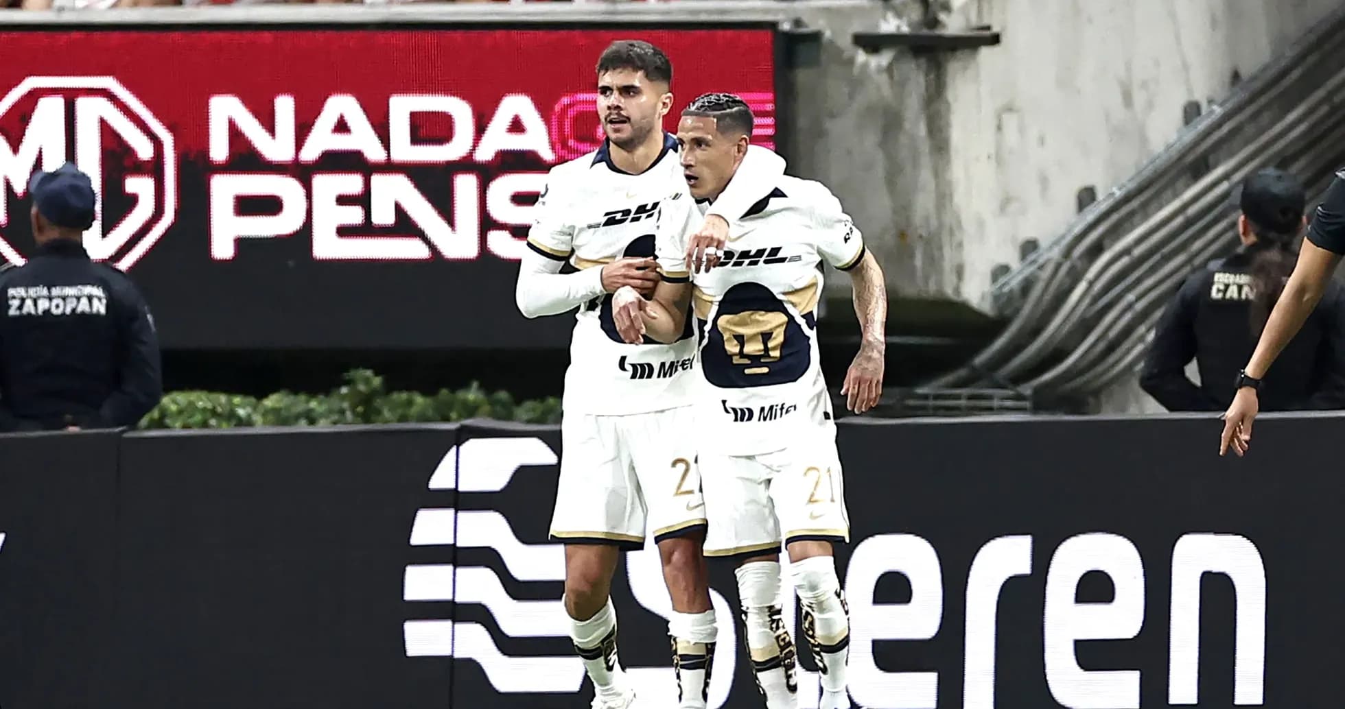 Jugadores de Pumas celebrando un gol Jugadores de Pumas celebrando un gol