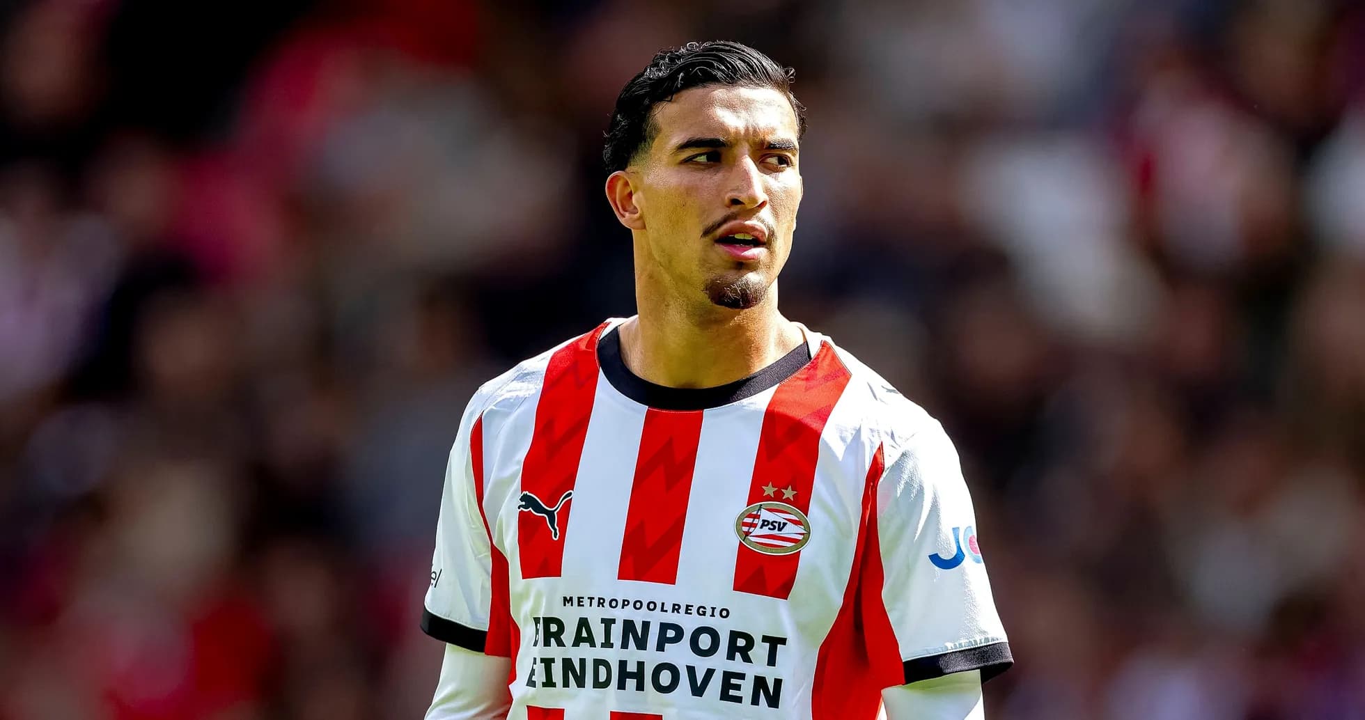 Jugador de PSV con camiseta a rayas rojas y blancas Jugador de PSV con camiseta a rayas rojas y blancas