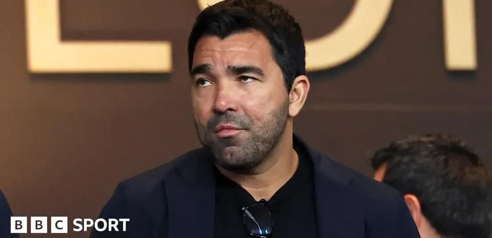 Hombre en un evento deportivo observando atentamente Hombre en un evento deportivo observando atentamente