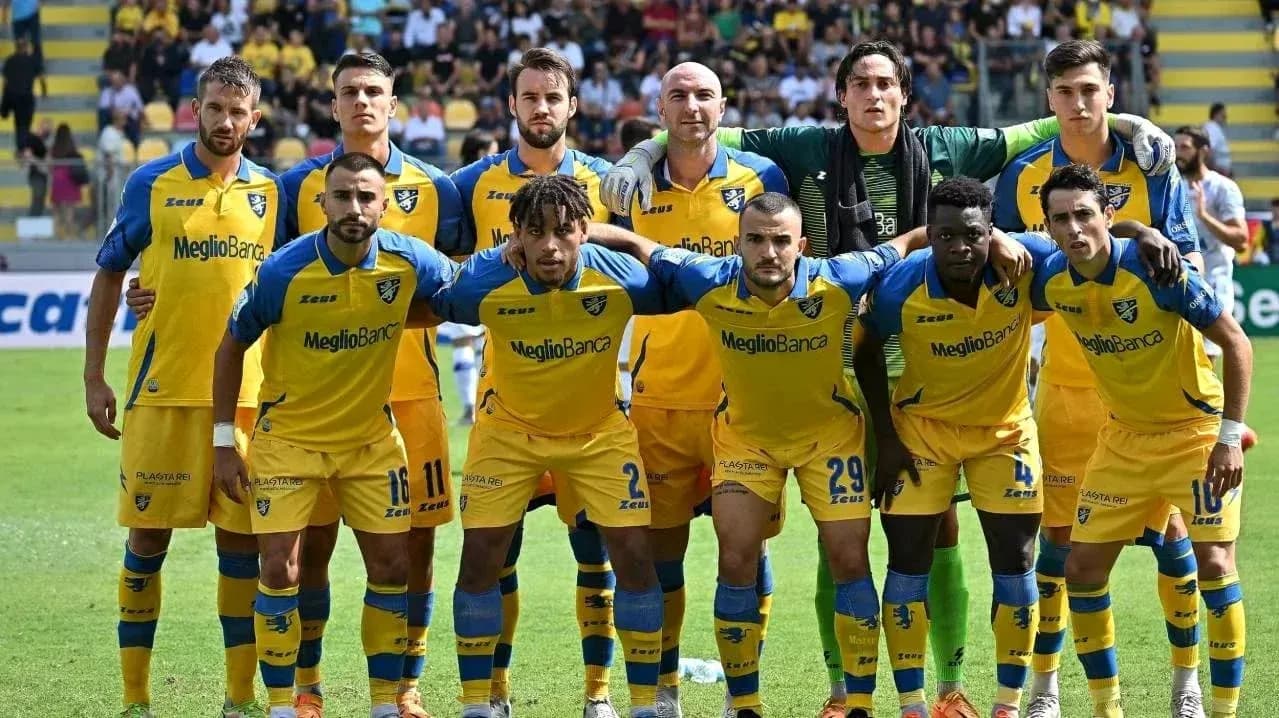 Equipo de Frosinone posando para la foto Equipo de Frosinone posando para la foto