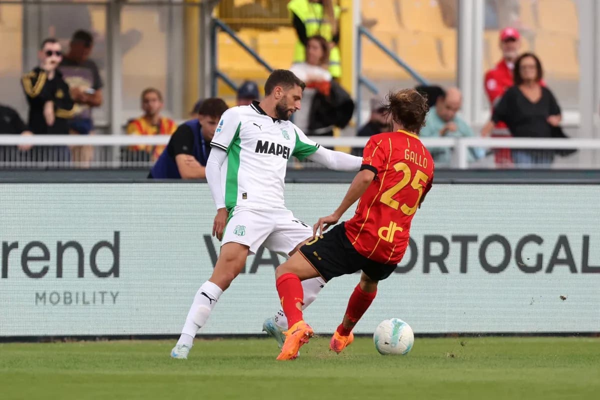 Jugador de Sassuolo en acción contra Lecce Jugador de Sassuolo en acción contra Lecce