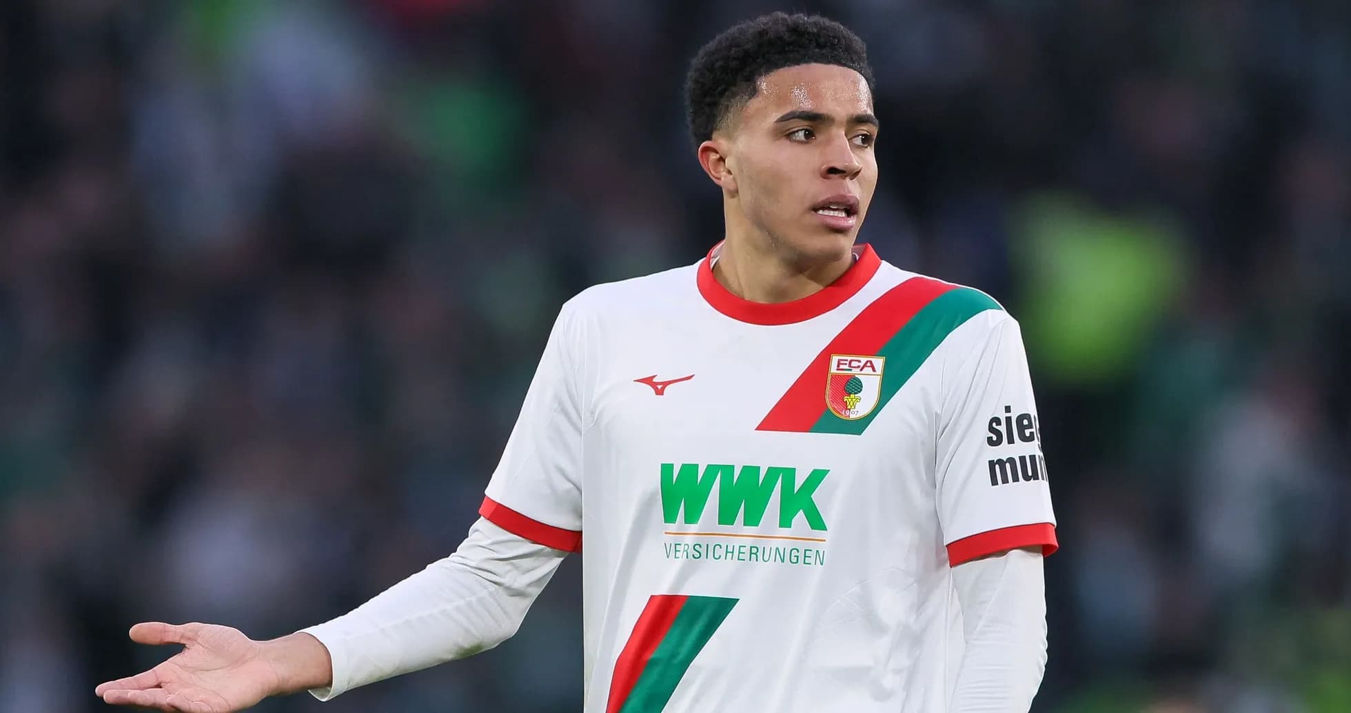 Jugador del FC Augsburg gesticulando durante el partido Jugador del FC Augsburg gesticulando durante el partido