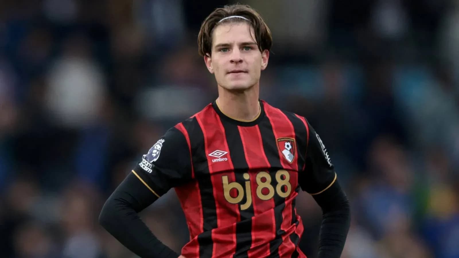 Jugador de Bournemouth en acción durante un partido Jugador de Bournemouth en acción durante un partido